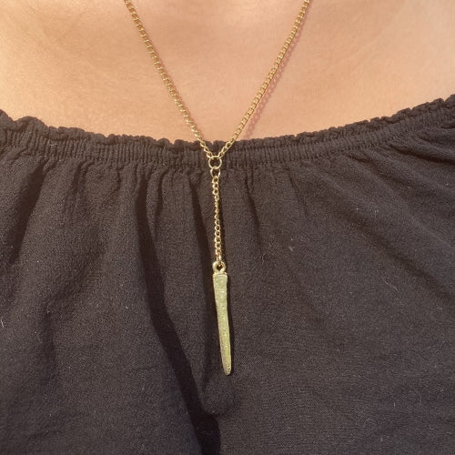 Collar con colgante de cono en tono dorado - Comercio justo - India