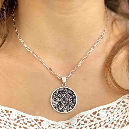 Colgante de calendario azteca de plata de alpaca con cadena de 16"