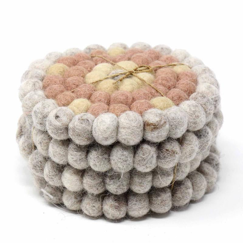 Posavasos de bolas de fieltro hechos a mano de Nepal: paquete de 4, rosas florales - Global Groove (T)