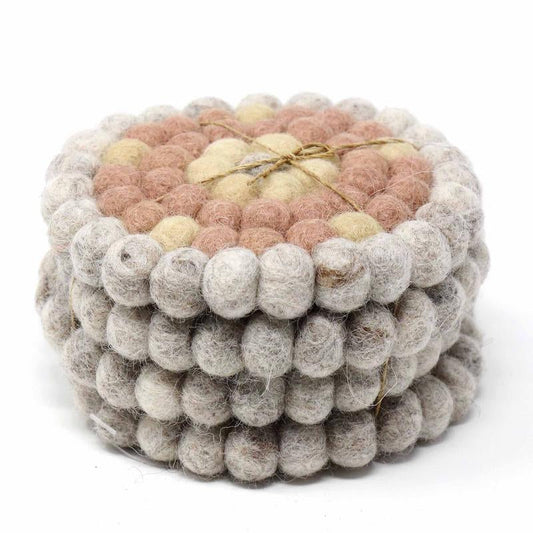 Posavasos de bolas de fieltro hechos a mano de Nepal: paquete de 4, rosas florales - Global Groove (T)