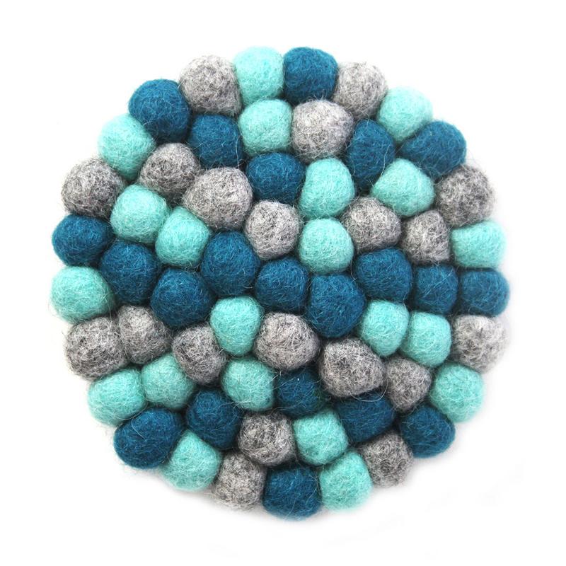 Posavasos de bolas de fieltro hechos a mano de Nepal: paquete de 4, Chakra Light Blues - Global Groove