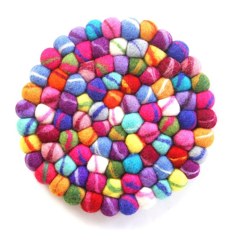 Posavasos de bolas de fieltro hechos a mano de Nepal: paquete de 4, arcoíris